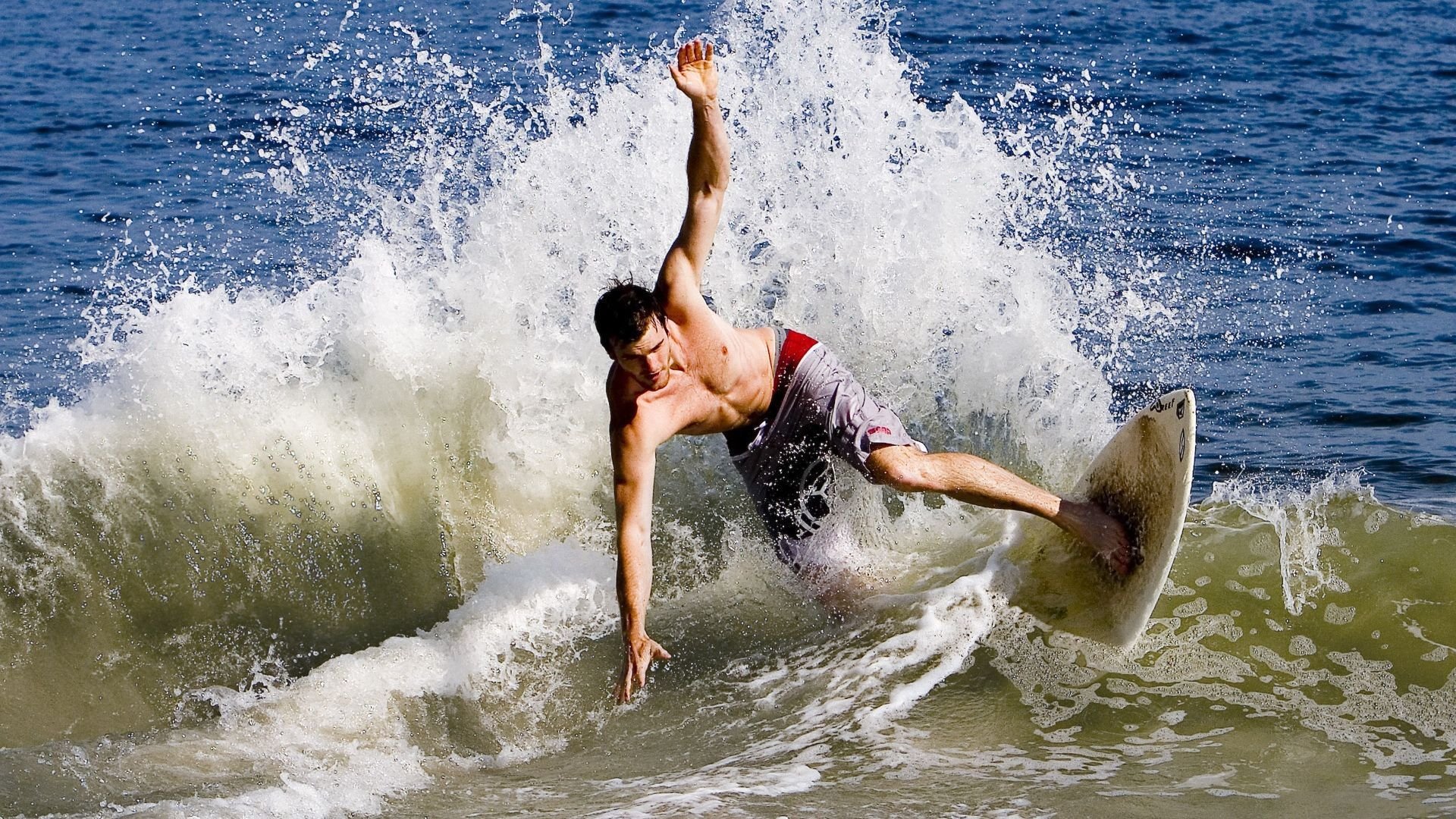 火炬点燃全球体育激情，全运会火炬点燃视频